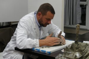 David Swan laboratorio scultura viareggio David Swan allievo del laboratorio di scultura al Centro 4.0 Viareggio