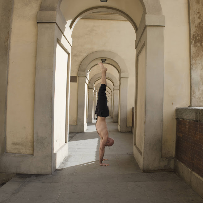 Guido Baligioni YogaGarage Firenze insegnante Yoga Vinyasa handstand Uffizzi il centro associazione sportiva viareggio yoga versilia