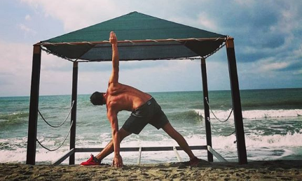 David Daniel Swan insegnante vinyasa yoga sul mare di viareggio il centro 4.0 posizione asana