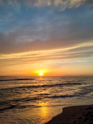 pratica sul mare al tramonto con David Daniel Swan lezione di yoga vinyasa presso lo stabilimento balneare Vittorio Veneto in darsena Viareggio